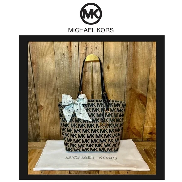 Michael Kors. 3 Piece Set: Jet Set Tote Bag with Free Dust Bag & Purse Scarf. - Picture 1 of 16